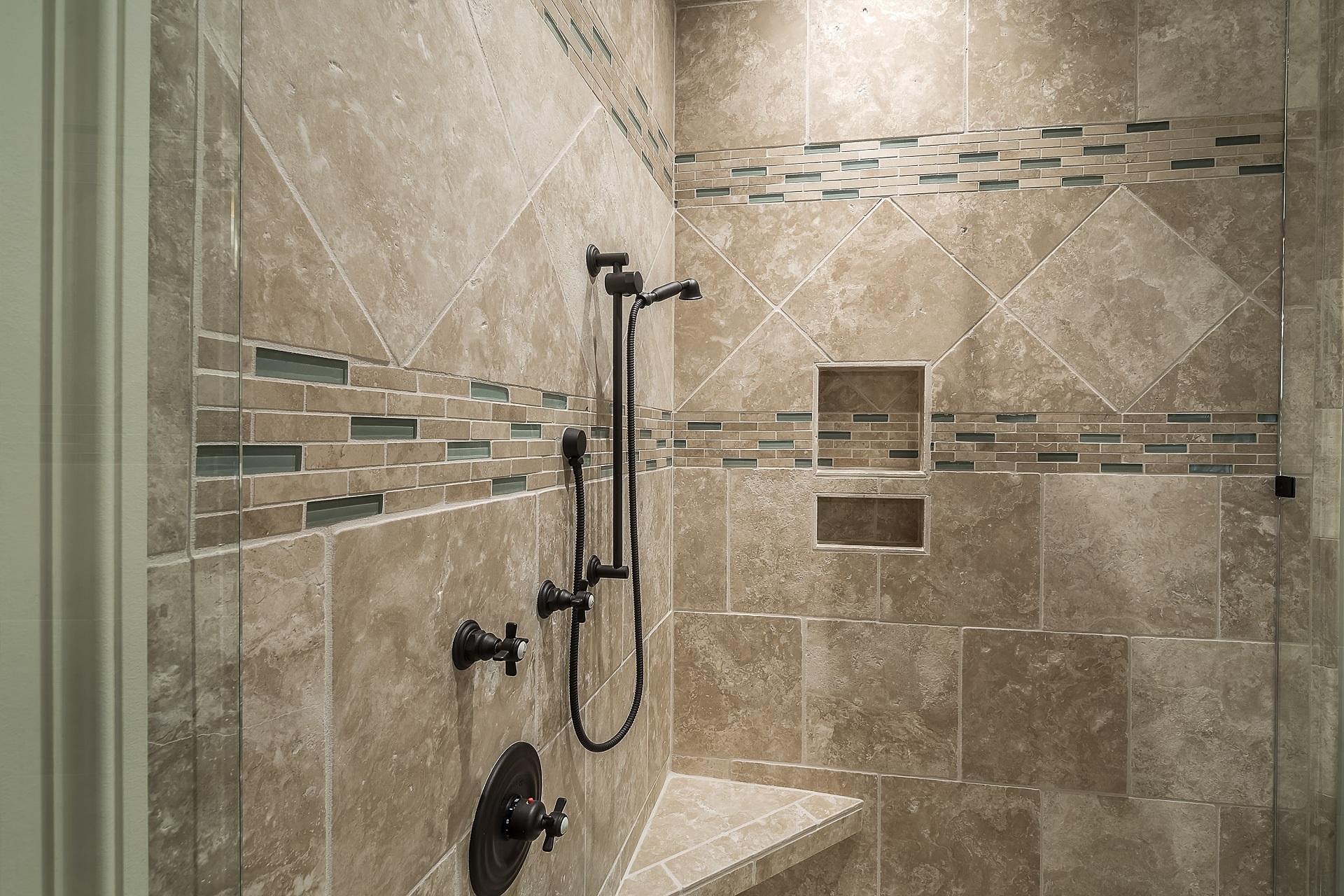Nowoczesna kabina prysznicowa typu walk-in wykończona płytkami ceramicznymi